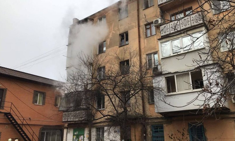 Из пожара в одесской пятиэтажке спасли троих человек (ФОТО)