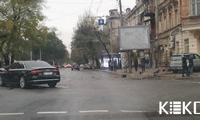 В Одессе автомобиль протаранил машину, столб, светофор и магазин 