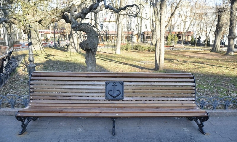 В Горсаду установили новые скамейки с символикой Одессы
