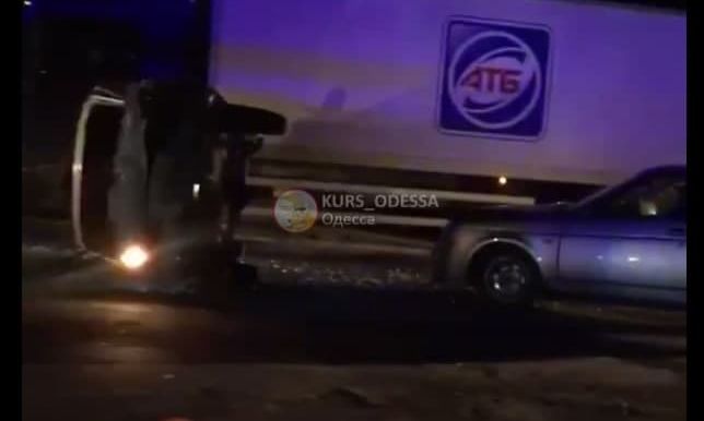 На Старокиевской дороге произошла авария с «перевертышем» (фото, видео)