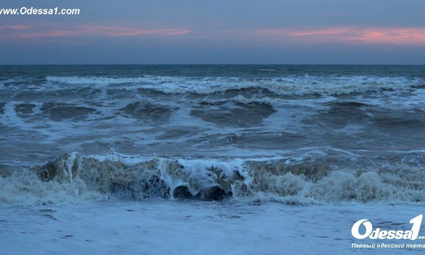 Море на одесском пляже неспокойное (Фото)