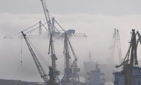 Густой туман мешает работе морских портов 