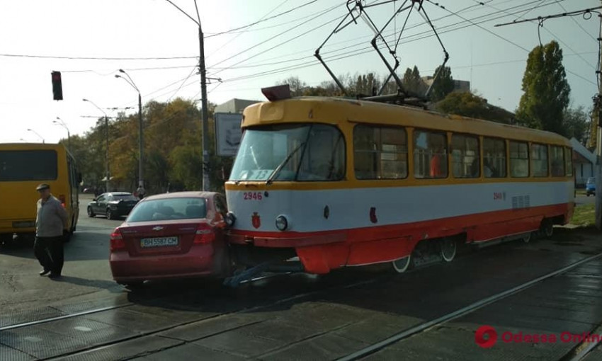 В Одессе столкнулись трамвай и легковушка (ФОТО)