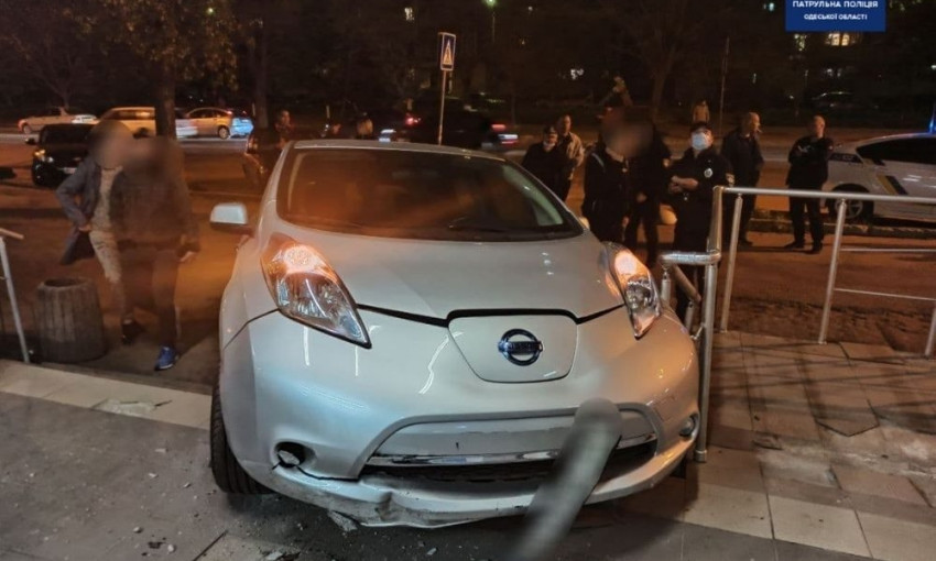 ДТП на Таирова: автомобиль въехал на ступеньки магазина 