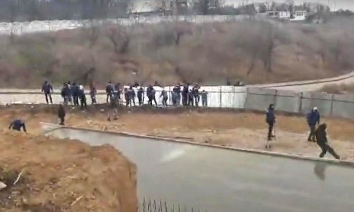 На Даче Ковалевского активисты сегодня громили забор вокруг незаконной стройки