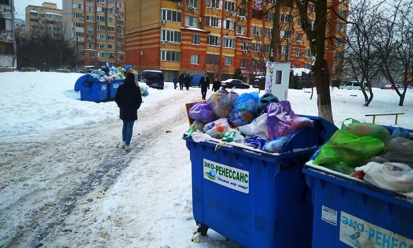 Неубранный в Одессе снег не позволяет вывезти мусор