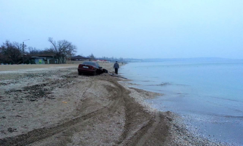 В Одессе очередной автомобиль застрял в песке на пляже