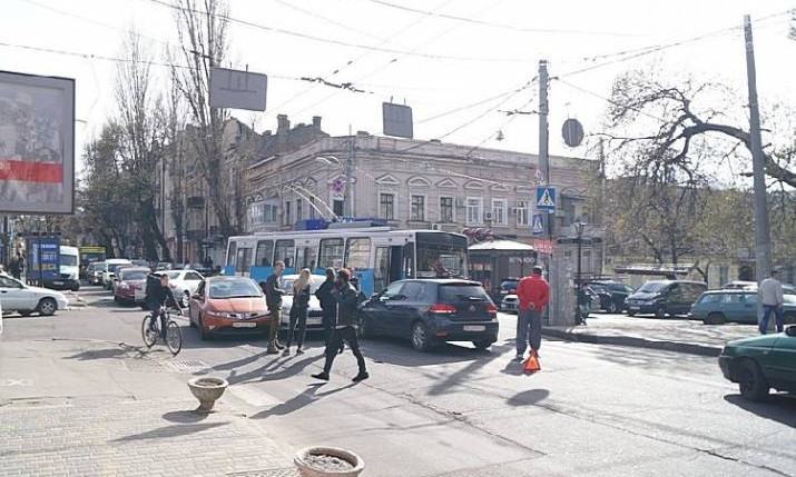 В центре Одессы столкнулись три автомобиля