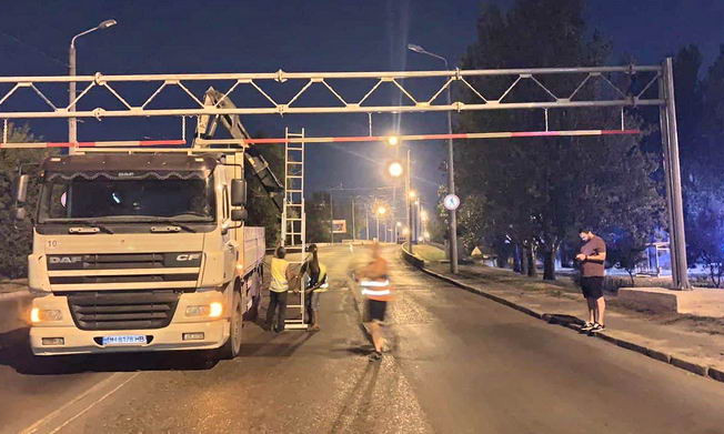 На Ивановском мосту, несмотря на запрет, полно грузовиков 