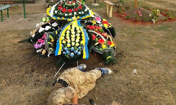 Фотография бойца у могилы друга сделана в Одесской области