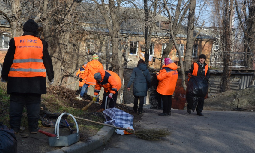 Одесса умывается: коммунальщики провели генеральную уборку и убрали стихийные свалки