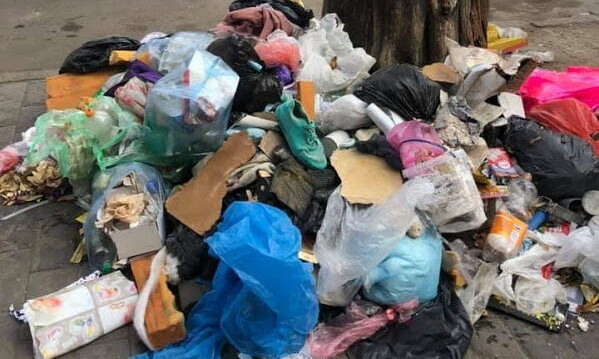 Центр Одессы тонет в мусоре 