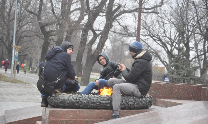 В Одессе группа юношей сушила ноги на Вечном огне (ФОТО, ВИДЕО)