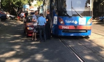 "Daewoo Lanos" протаранил трамвай: возле Привоза пробка