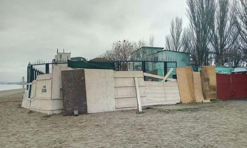 У «Дома Павловых» на Лузановке установили забор: горсовет против