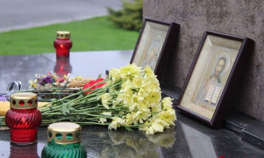 В Одессе поминают погибших во время Голодомора – на Лидерсовском бульваре возложили цветы 