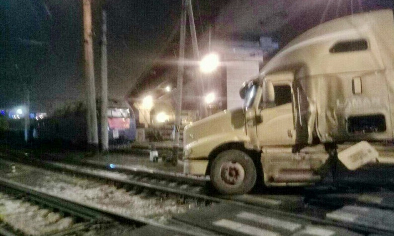 Серьёзная авария, столкнулись грузовик с поездом