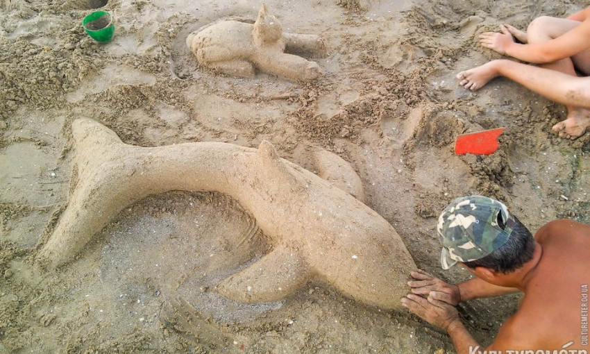 Одессит-самоучка слепил дельфина, сфинкса и египетские пирамиды на пляже из песка