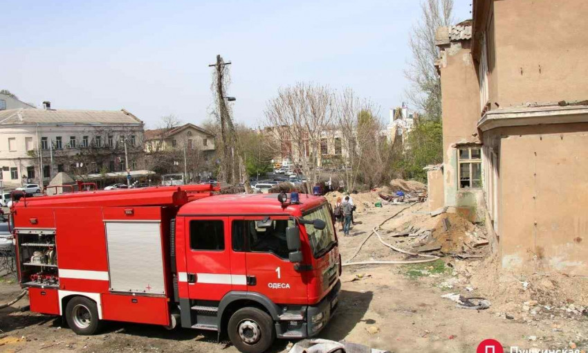 В Одессе горит заброшенное здание 