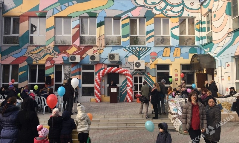 В Одессе художники необычно разрисовали фасад школы
