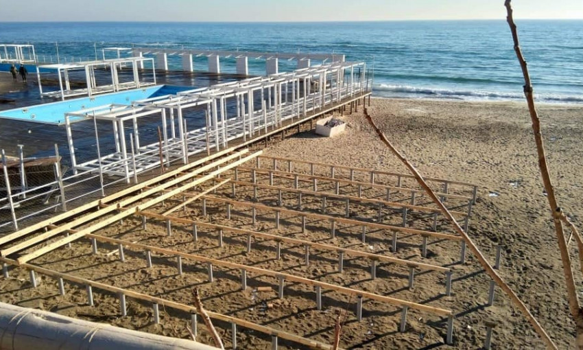 Лето ещё не скоро, а пляжи Одессы уже застилают деревянными настилами