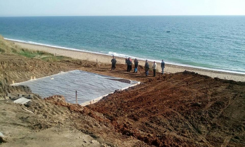 Нахалстрой в Черноморке: прямо на пляже строят дом