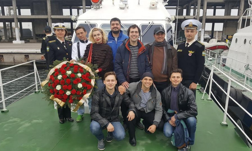 Артисты Одесской музкомедии почтили память погибших в войне