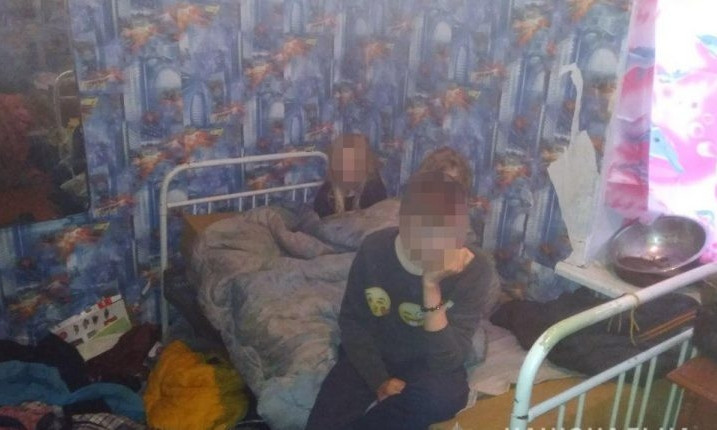 Жительница Усатово бросила троих детей в неотапливаемом доме
