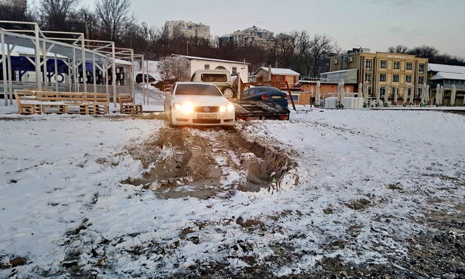 В Одессе на пляже застряли два автомобиля и эвакуатор 