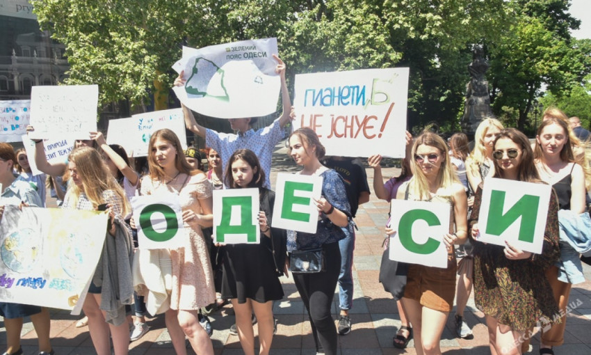 Школьники Одессы вышли на митинг ради экологии (ФОТО)