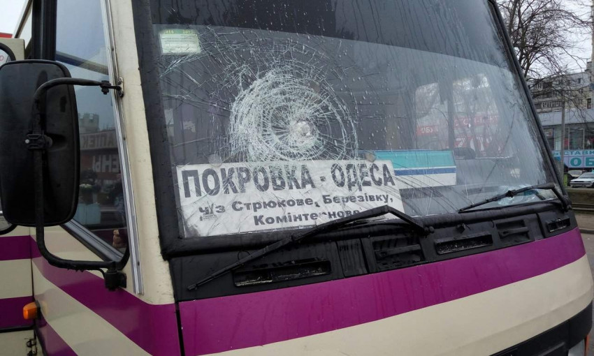 В Одессе двое неадекватных бросали бутылки прямо в автобус