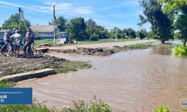 В Одесской области трассу разобрали, чтобы спасти село от подтопления 