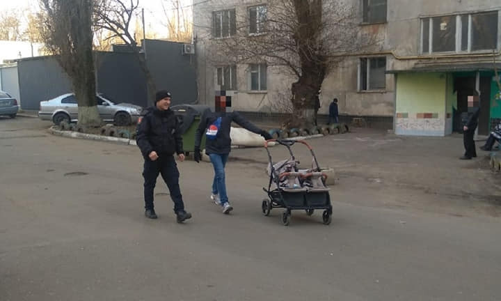 Украли у детей коляску: патрульные задержали злодеев на поселке Котовского