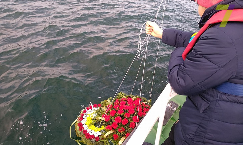 В Одессе в память о погибших моряках спустили на воду цветы (ФОТО)