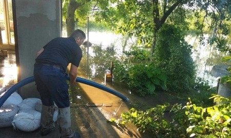 В Одесской области спасатели откачивают воду из жилых домов