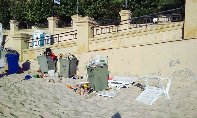 Курортный сезон в разгаре: море, пляж, отдых, а горы мусора никто не вывозит