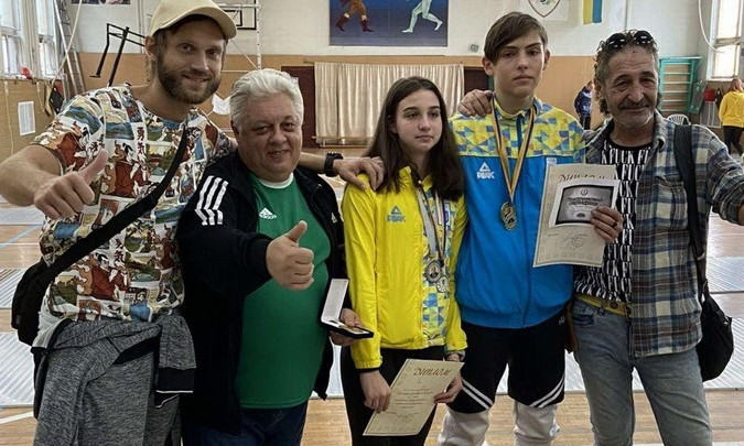 В Одессу прибыло спортивное золото - подарок от фехтовальщиков 