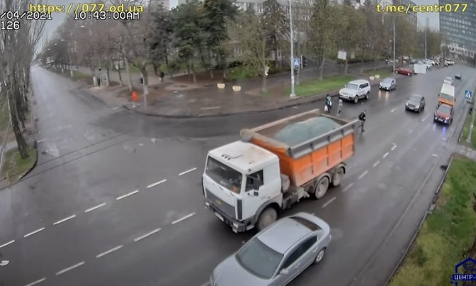 В Одессе водитель рассыпал цемент и едва не спровоцировал ДТП  