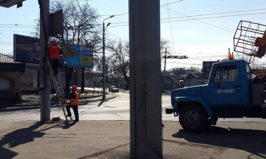 В Малиновском районе обновляют дорожные знаки и светофоры