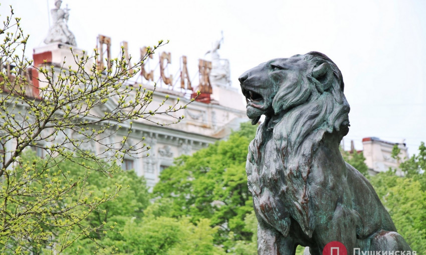 В Городском саду реставрируют скульптуру льва и львицы (ФОТО)