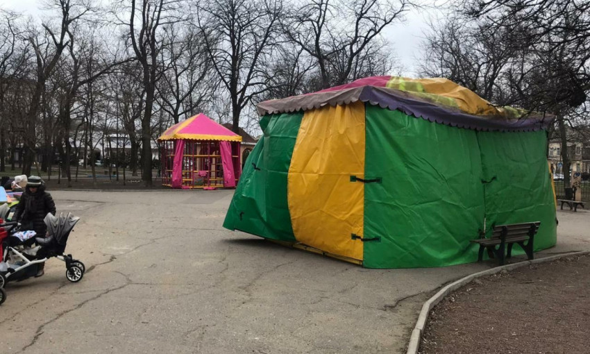 В Одесском сквере самочинно поставили детские атракционы