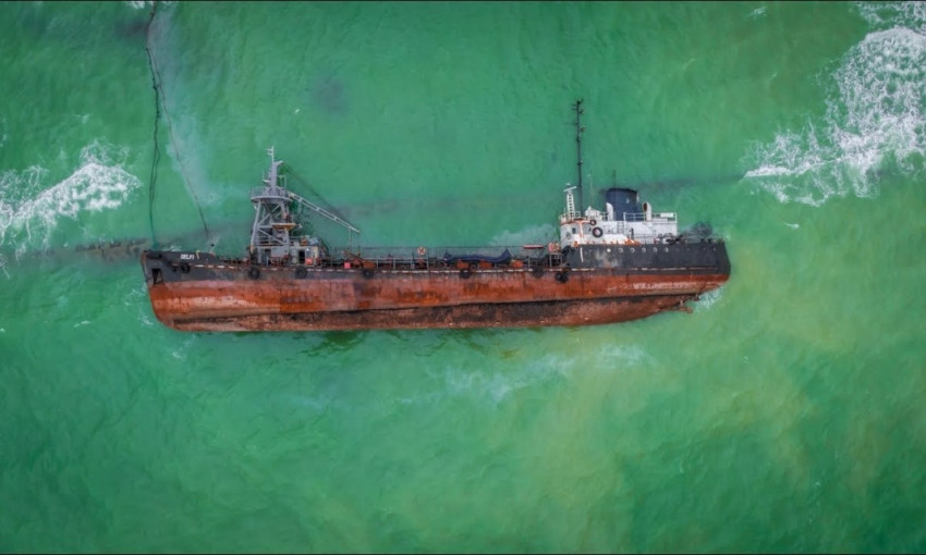 Госэкоинспекция подсчитала убытки от танкера Делфи на одесском пляже