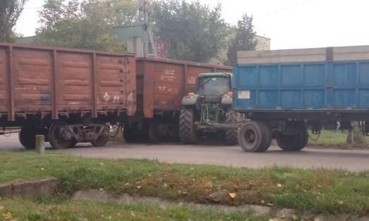 В Одесской области столкнулись трактор и грузовой поезд 