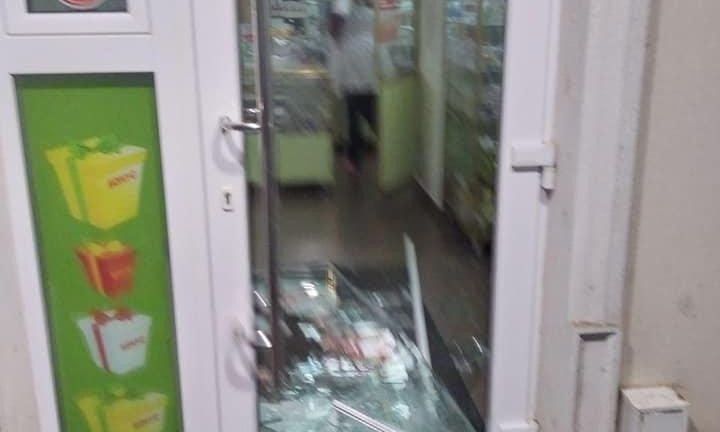 Одесский дебошир разбил дверь в аптеке 