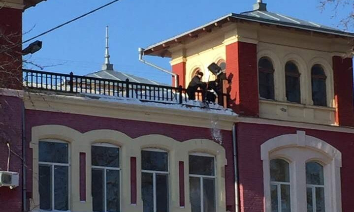 В Одессе чистят с крыши снег прямо на головы прохожим