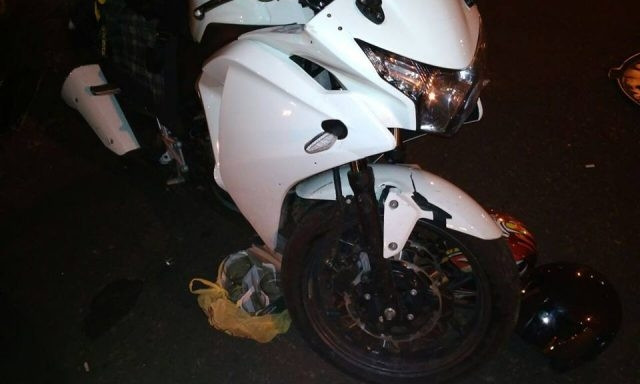 Ночью мотоциклист столкнулся с автомобилем