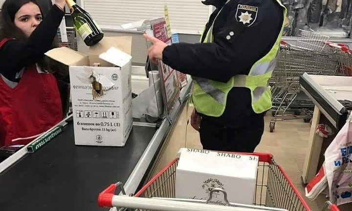В Одессе инспектор патрульной полиции купил алкоголь и увёз его на служебной машине (ФОТО)