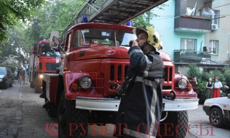 В пятиэтажке дома в Одессе случился пожар, - 6 человек эвакуировали 