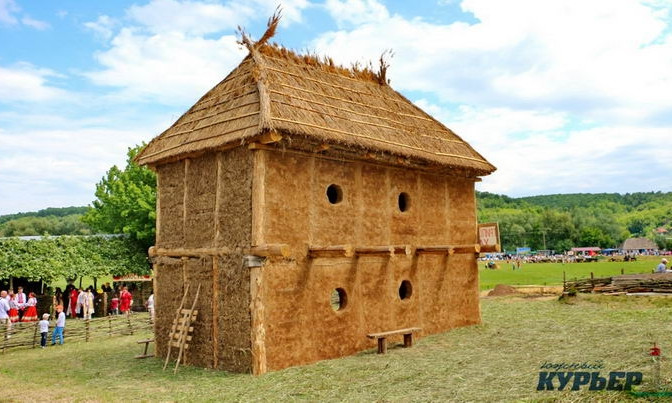На Кодымщине построили хату трипольцев без единого гвоздя