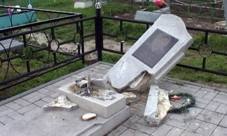 В Одессе вандал повредил могилы на кладбище